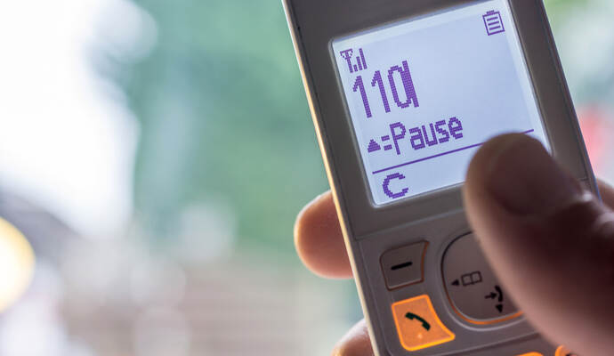 Obwohl eine PZ-Austrägerin die Polizei verständigt hatte, kam diese zunächst nicht zum Unfallort nach Engelsbrand. In der Zwischenzeit verstarb die gestürzte Seniorin vor ihrem Haus.