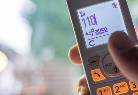 Obwohl eine PZ-Austrägerin die Polizei verständigt hatte, kam diese zunächst nicht zum Unfallort nach Engelsbrand. In der Zwischenzeit verstarb die gestürzte Seniorin vor ihrem Haus.