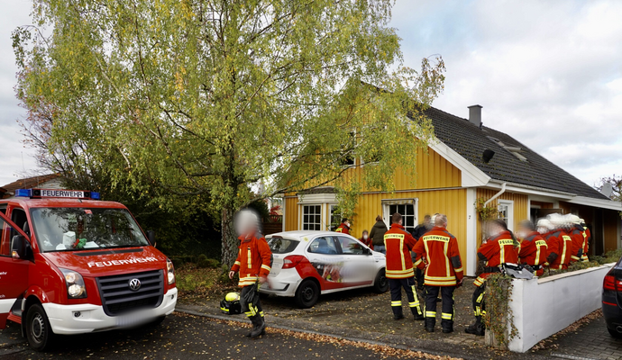 Eine 71-jährige Frau konnte nach Abschluss der Löscharbeiten nur noch tot geborgen werden. Die Kriminalpolizei hat Ermittlungen hinsichtlich der Brandursache aufgenommen.