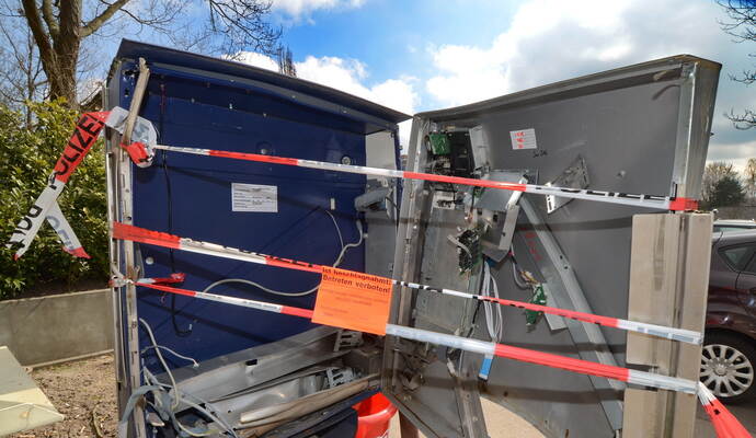 Seit Dienstag müssen sich vier Männer wegen Bandendiebstahls und gewerbsmäßiger Hehlerei vor dem Karlsruher Landgericht verantworten. Unter anderem sollen sie 70 Zigarettenautomaten gestohlen haben. Seit Dienstag müssen sich vier Männer wegen Bandendiebstahls und gewerbsmäßiger Hehlerei vor dem Karlsruher Landgericht verantworten. Unter anderem sollen sie 70 Zigarettenautomaten gestohlen haben.