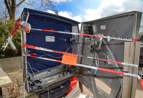 Seit Dienstag müssen sich vier Männer wegen Bandendiebstahls und gewerbsmäßiger Hehlerei vor dem Karlsruher Landgericht verantworten. Unter anderem sollen sie 70 Zigarettenautomaten gestohlen haben.