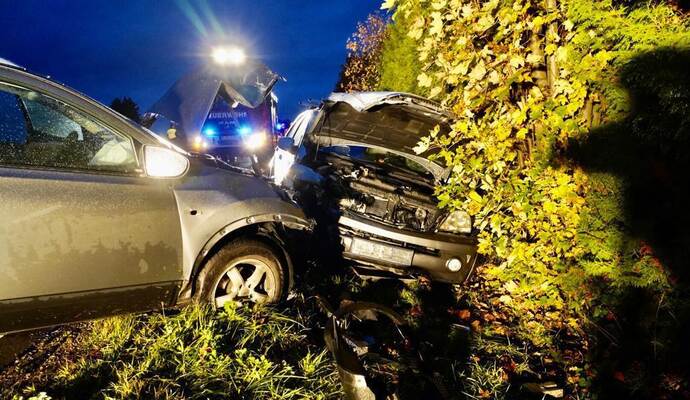 Frontal krachten zwei Autos am frühen Mittwochmorgen auf der Strecke zwischen Neuenbürg und Birkenfeld ineinander. Frontal krachten zwei Autos am frühen Mittwochmorgen auf der Strecke zwischen Neuenbürg und Birkenfeld ineinander.