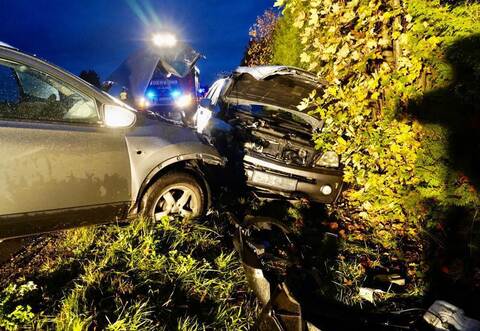 Frontal krachten zwei Autos am frühen Mittwochmorgen auf der Strecke zwischen Neuenbürg und Birkenfeld ineinander.