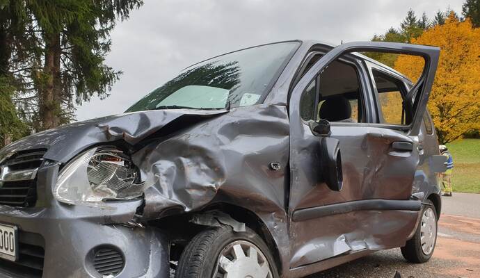 Auf der B10 zwischen Wilferdingen und Kleinsteinbach ist es am Donnerstagmittag gegen 12.30 Uhr zu einem Unfall gekommen.