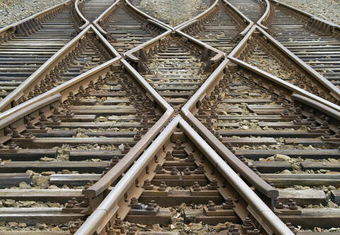 Der Mann war aufgefallen, nachdem er verbotswidrig die Bahngleise überquert hatte.