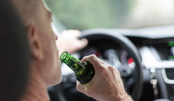 Wie die Polizei berichtete, war der 34-Jährige mit rund 2,3 Promille unterwegs und der 57-Jährigen mit rund 1,9 Promille. Wie die Polizei berichtete, war der 34-Jährige mit rund 2,3 Promille unterwegs und der 57-Jährigen mit rund 1,9 Promille.