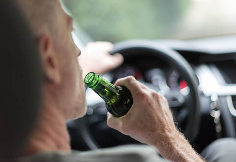 Wie die Polizei berichtete, war der 34-Jährige mit rund 2,3 Promille unterwegs und der 57-Jährigen mit rund 1,9 Promille.