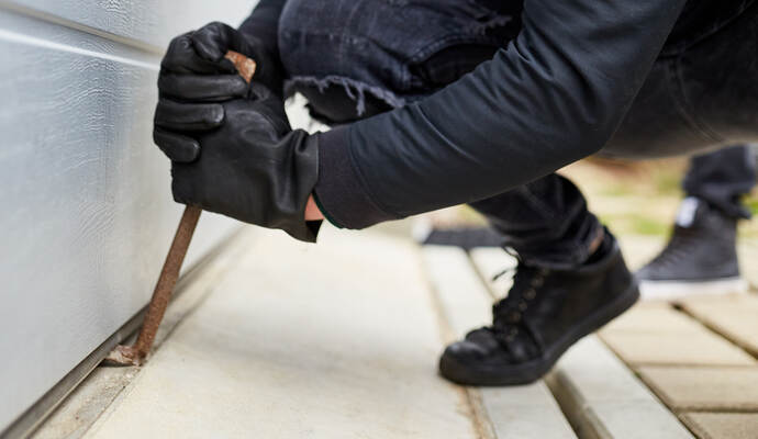 Bislang unbekannte Täter sind in die Garage eines Einfamilienhauses in Lehningen eingebrochen und haben zwei E-Bikes entwendet.