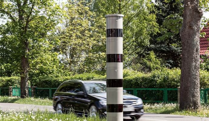 Blitzersäulen wie diese sollen künftig Raser erfassen sowie jene Verkehrsteilnehmer, die rote Ampeln missachten. Blitzersäulen wie diese sollen künftig Raser erfassen sowie jene Verkehrsteilnehmer, die rote Ampeln missachten.