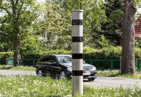 Blitzersäulen wie diese sollen künftig Raser erfassen sowie jene Verkehrsteilnehmer, die rote Ampeln missachten.