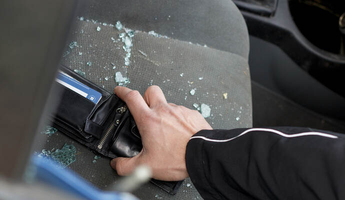Der Unbekannte zerstörte die Autoscheibe und griff zu. Symbolfoto: juefraphoto - stock-adobe.com