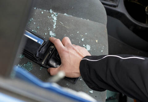 Der Unbekannte zerstörte die Autoscheibe und griff zu. Symbolfoto: juefraphoto - stock-adobe.com