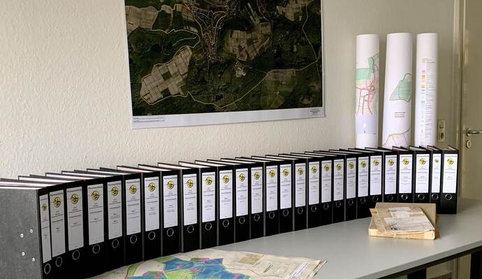 Etliche Meter Akten und diverse Karten – die rechtliche Zusammenfassung des Verwaltungsverfahrens.
