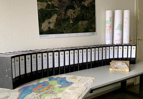 Etliche Meter Akten und diverse Karten – die rechtliche Zusammenfassung des Verwaltungsverfahrens.