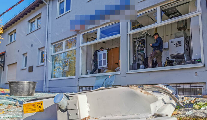 Durch die Wucht der Explosion wurde laut Polizei die Tür des Automaten durch die Glasfront der Bankfiliale auf die Straße geschl