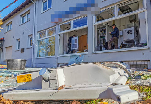 Durch die Wucht der Explosion wurde laut Polizei die Tür des Automaten durch die Glasfront der Bankfiliale auf die Straße geschl