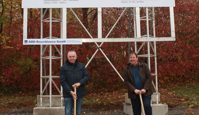 In Mühlacker wird bereits am Gesundheitscampus gebaut: hier der Spatenstich im November für das Kurz- und Übergangspflegeheim mit Peter Mayer (links) vom RKH-Partner Sozialwerk Bethesda, und Architekt Joachim Theilmann. Archivfoto: Sozialwerk Bethesda �