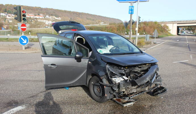 Zwei Personen wurden bei dem Unfall auf der B10 bei Niefern leicht verletzt.