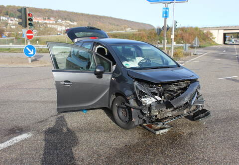 Zwei Personen wurden bei dem Unfall auf der B10 bei Niefern leicht verletzt.