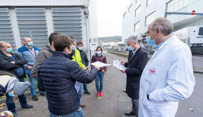 Landwirte übergeben bei landesweiter Aktion Forderungen an Müller Fleisch Landwirte übergeben bei landesweiter Aktion Forderungen an Müller Fleisch