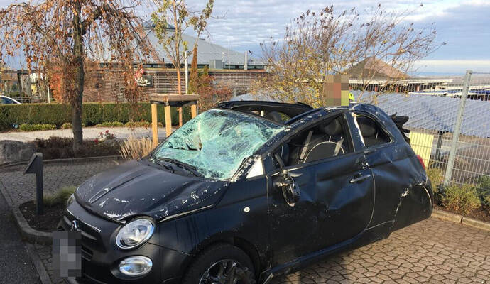 Vier verletzte Personen forderte ein Unfall bei Engelsbrand-Grunbach, bei dem ein Auto eine Böschung hinab rutschte.