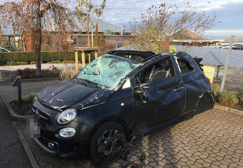 Vier verletzte Personen forderte ein Unfall bei Engelsbrand-Grunbach, bei dem ein Auto eine Böschung hinab rutschte.