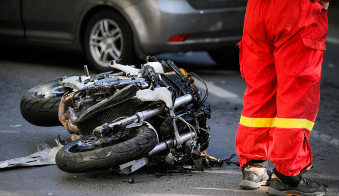 Schwer verletzt wurde ein 52-jähriger Motorradfahrer, der auf der B463 zu schnell in eine Kurve am Ortseingang von Unterreichenbach gefahren ist. Foto: MoiraM/stock.adobe.com Schwer verletzt wurde ein 52-jähriger Motorradfahrer, der auf der B463 zu schnell in eine Kurve am Ortseingang von Unterreichenbach gefahren ist. Foto: MoiraM/stock.adobe.com