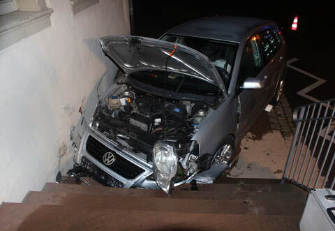 Das Auto war vermutlich zu schnell unterwegs, als es am Montagabend von der Fahrbahn abgekommen ist.