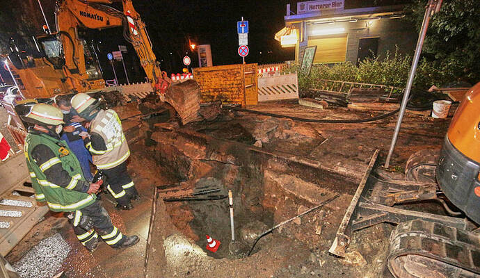 Wegen der beschädigten Gasleitung waren insgesamt 17 Männer der Feuerwehr in fünf Fahrzeugen im Einsatz.
