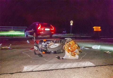 Die Fahrerin des Vespa-Rollers wurde bei dem Unfall schwer verletzt. Foto: Markus Rott/Einsatz-Report24