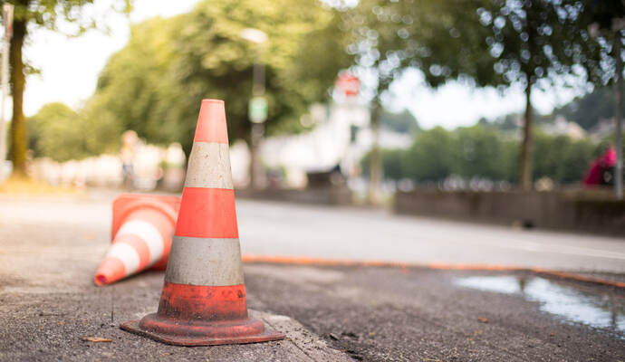 Ab Montag, 30. November, bis voraussichtlich Freitag, 18. Dezember, werden die Streckenabschnitte der L565 zwischen den Kreisverkehren Star/Benzstraße, Wilhelmshöhe und Rieckertswasen auf insgesamt zwei Kilometern Länge für den Durchgangsverkehr voll gesperrt.