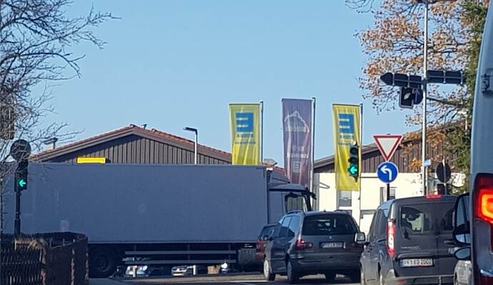 Weil er die Sperrung zu spät bemerkt hat, muss ein Lastwagen umständlich an der Kreuzung vor der Gaststätte „Wilhelmshöhe“ umdrehen und blockiert den Verkehr. Ein Vorgeschmack auf die kommenden Wochen.