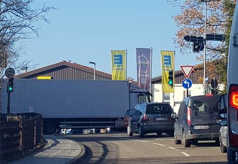 Weil er die Sperrung zu spät bemerkt hat, muss ein Lastwagen umständlich an der Kreuzung vor der Gaststätte „Wilhelmshöhe“ umdrehen und blockiert den Verkehr. Ein Vorgeschmack auf die kommenden Wochen.