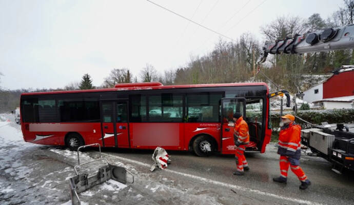 Ein Linienbus ist am Dienstagmorgen bei Mühlacker-Enzberg auf winterglatter Straße von der Fahrbahn abkommen und musste danach geborgen werden.