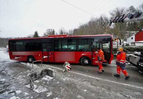 Ein Linienbus ist am Dienstagmorgen bei Mühlacker-Enzberg auf winterglatter Straße von der Fahrbahn abkommen und musste danach geborgen werden.