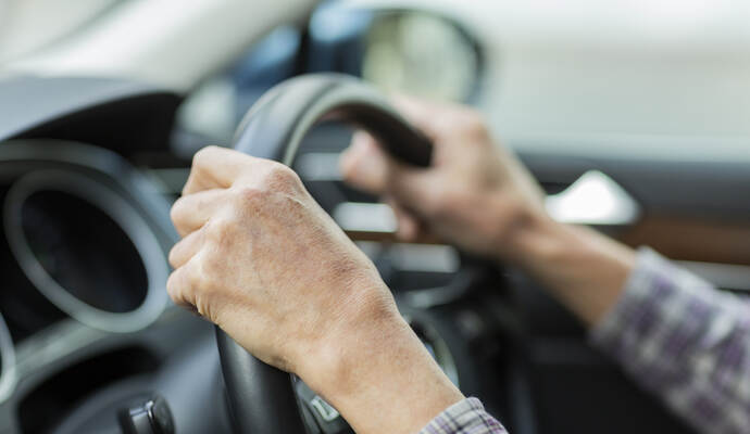 Ein 81-Jähriger ist in Remchingen-Singen mit seinem Auto von der Fahrbahn abgekommen und gegen eine Mauer gefahren.