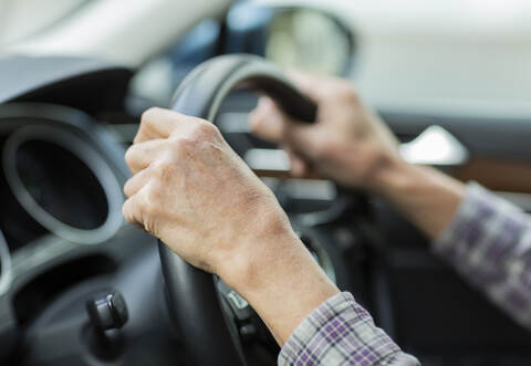 Ein 81-Jähriger ist in Remchingen-Singen mit seinem Auto von der Fahrbahn abgekommen und gegen eine Mauer gefahren.