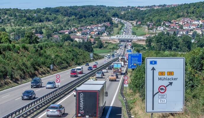Zwischen fünf lokalen Abgeordneten und den Planern des A8-Ausbaus gibt es Streit wegen der Ausschreibung. Zwischen fünf lokalen Abgeordneten und den Planern des A8-Ausbaus gibt es Streit wegen der Ausschreibung.