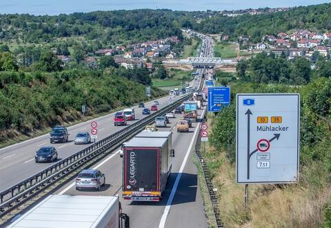 Zwischen fünf lokalen Abgeordneten und den Planern des A8-Ausbaus gibt es Streit wegen der Ausschreibung.