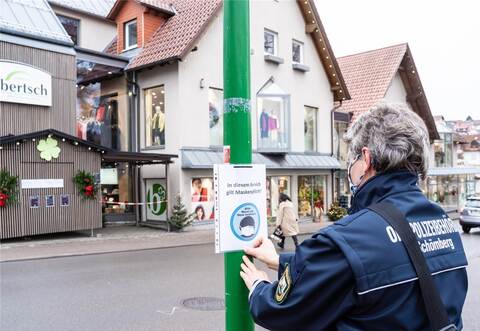 Seit Samstag sind besondere Verkaufsaktionen von Einzelhändlern im Kreis Calw verboten. Das traf auch gleich das Schömberger „Weihnachtsglück“. Weil man mit mehr Kunden als sonst rechnete, ordnete die Gemeinde für Freitag und Samstag eine zeitlich beschränkte Maskenpflicht im Ortskern an. Auch dort gilt ab Mittwoch allerdings die nächtliche Ausgangssperre.