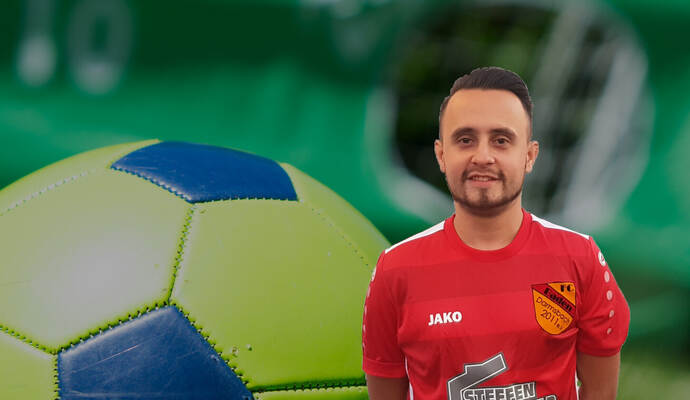Der Mannschaftskapitän des FC Baden Darmsbach darf im „Aktuellen Sportstudio“ auf die Torwand schießen.