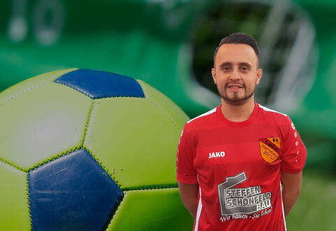 Der Mannschaftskapitän des FC Baden Darmsbach darf im „Aktuellen Sportstudio“ auf die Torwand schießen.