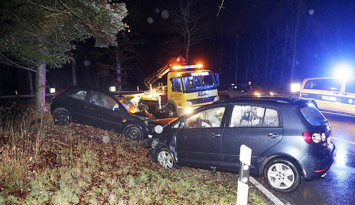 Zwei Autos sind am Dienstagabend auf regennasser Straße bei Neuhausen frontal ineinander gestoßen.