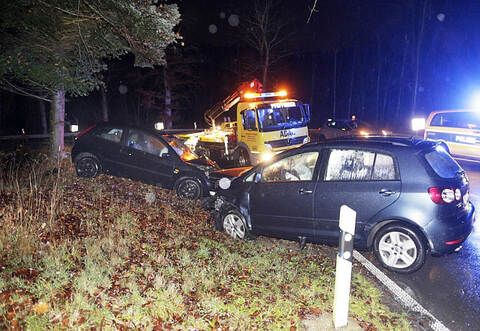 Zwei Autos sind am Dienstagabend auf regennasser Straße bei Neuhausen frontal ineinander gestoßen.