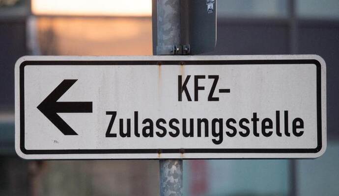 «KFZ-Zulassungsstelle» steht auf einem Schild. Foto: picture alliance / Armin Weigel/dpa/Archivbild