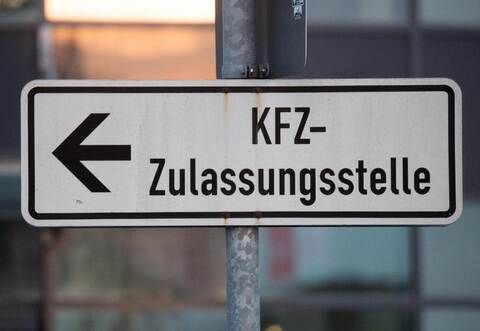 «KFZ-Zulassungsstelle» steht auf einem Schild. Foto: picture alliance / Armin Weigel/dpa/Archivbild