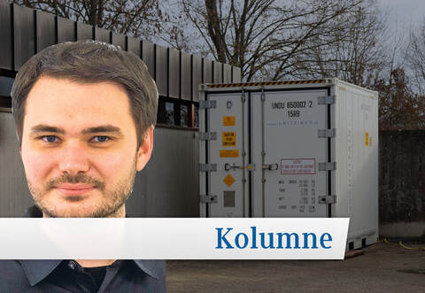 „Die Redaktion hat natürlich darüber diskutiert, ob man das Foto zeigen soll. Und am Ende entschieden: Man muss es zeigen. Gerade in Zeiten, in denen es noch immer massenhaft Menschen gibt, die nicht einsehen wollen, dass Corona ein ernstzunehmendes Problem ist“, schreibt PZ-Redakteur Maximilian Lutz in seiner Kolumne.