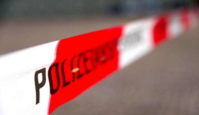Spaziergänger haben am Samstag ein lebloses Ehepaar an einem Tümpel in der Nähe des Aalkistensees gefunden. Der Bereich wurde weiträumig abgesperrt und abgeschrankt.