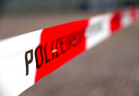 Spaziergänger haben am Samstag ein lebloses Ehepaar an einem Tümpel in der Nähe des Aalkistensees gefunden. Der Bereich wurde weiträumig abgesperrt und abgeschrankt.