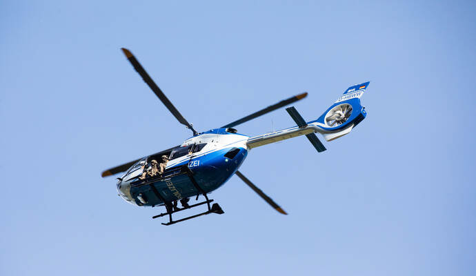 Mehrere PZ-Leser berichteten am Sonntagabend von einem kreisenden Polizeihubschrauber über Enzberg.